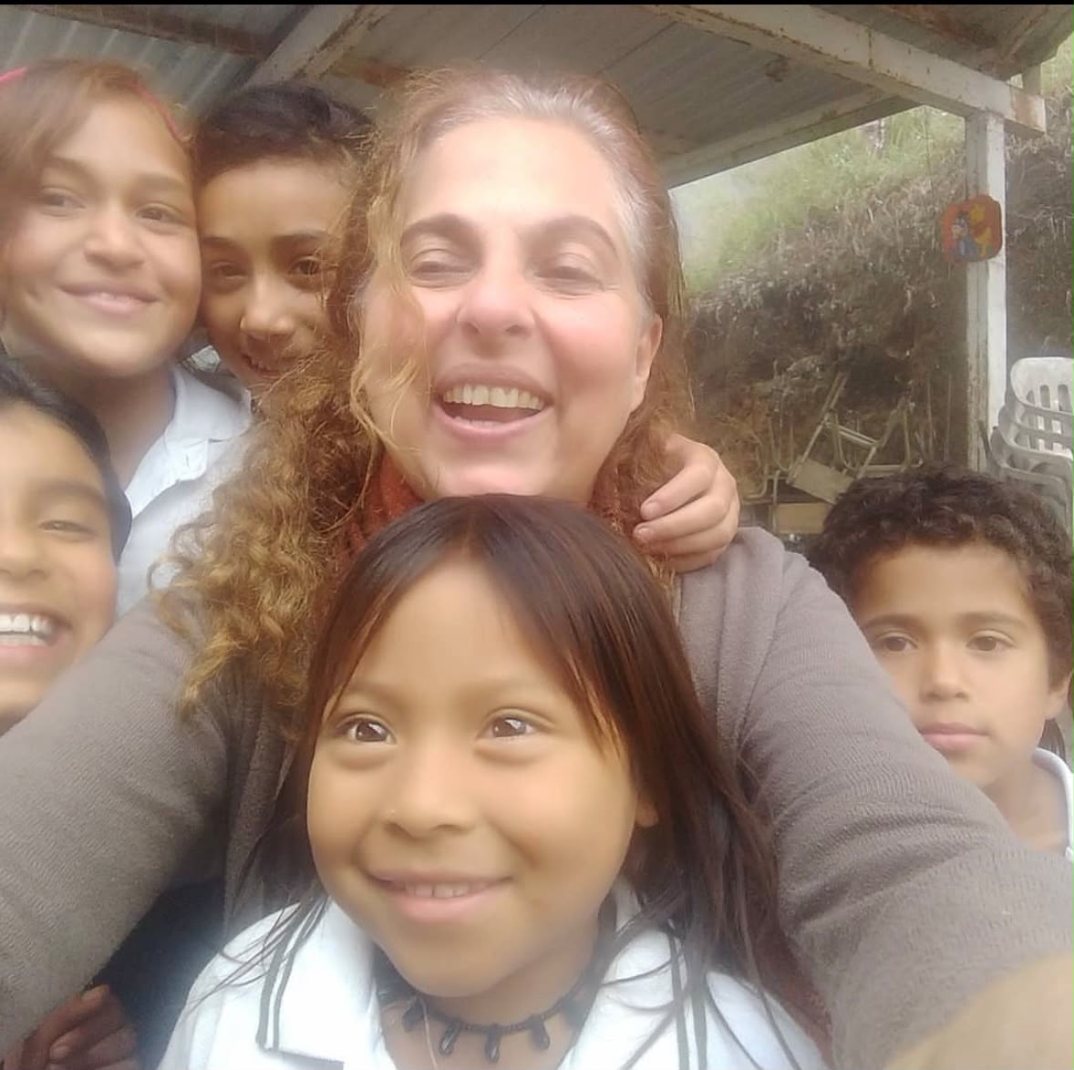 Patricia Ruiz Tatis con niñas y niños de una escuela rural