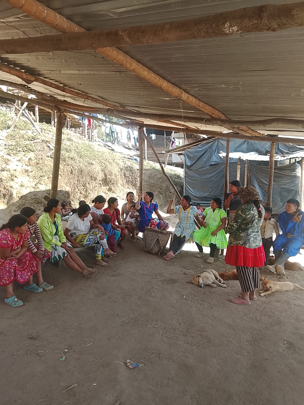 Encuentro comunitario en el campamento tras el sismo