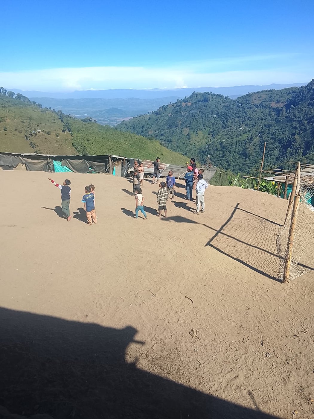 Niñas y niños en el campamento del resguardo tras el sismo